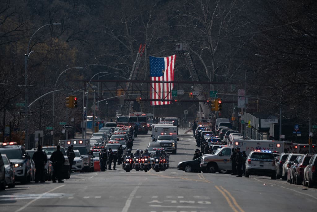 En medio de esa 'marea humana', el ataúd de Rivera, envuelto en una bandera verde, blanca y azul del Departamento de Policía de Nueva York, fue escoltado por un séquito de motocicletas de la policía al cementerio Ferncliff en Hartsdale, Nueva York.
<br>