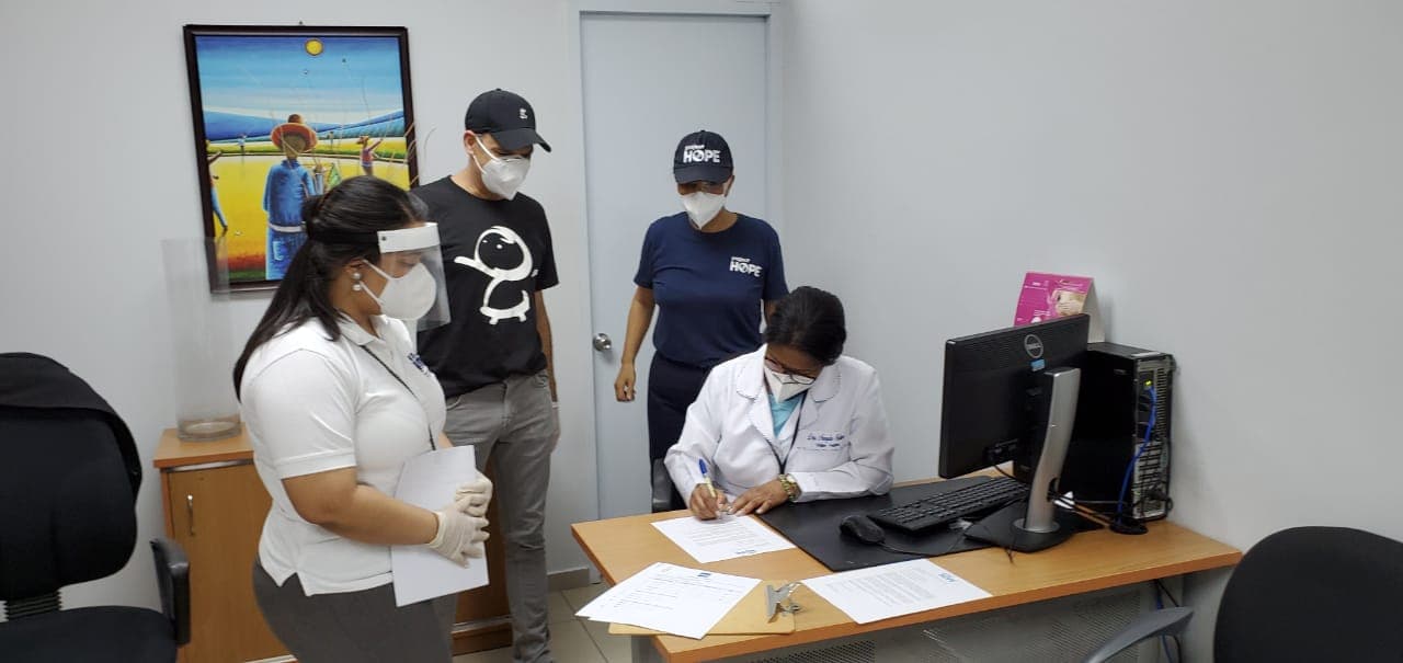 La primera entrega de suministros de seguridad médica se realizó la tercera semana de marzo con los recaudos captados a través de la plataforma digital Charity Stars. Cada uno de los equipos donados cumple con los estándares de CDC, así como con la aprobación de su distribución de la FDA.
<br>