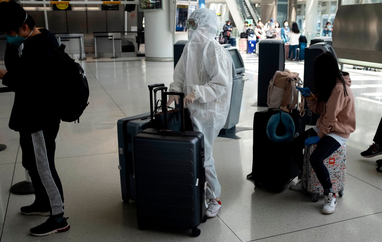 Asimismo, se tendrán inspectores que mirarán los nombres al azar, y llamarán para hacer un seguimiento y así asegurarse de que están en cuarentena.