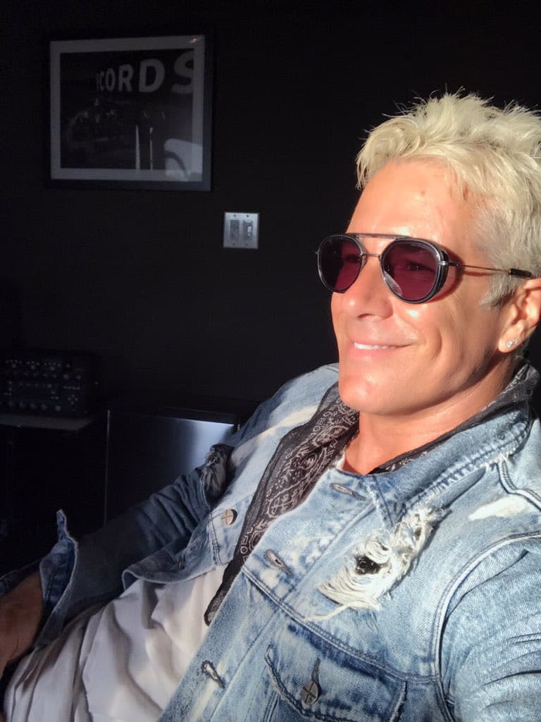 Es así como luce ahora el actor de 51 años de edad, con una imagen mucho más fresca y juvenil, aunque a decir verdad dividió las opiniones de sus fans, no todas quedaron convencidas con el tono de su cabellera.