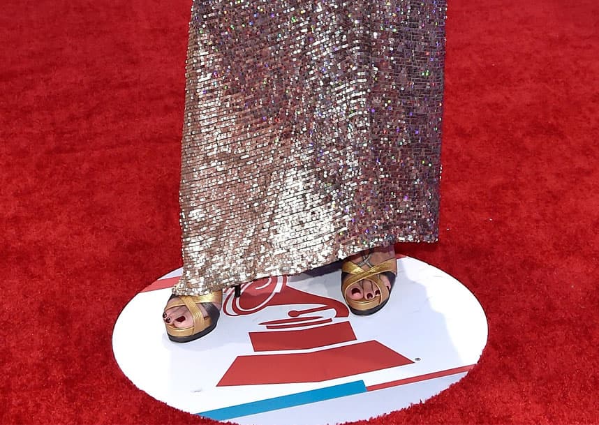 Dorados, a juego con su vestido.