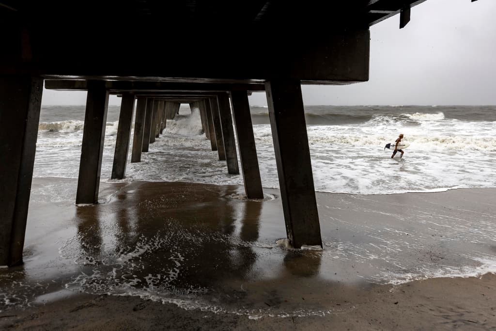 Su hijo no era el único. Otros surfistas se asomaron a la zona cercana al muelle de Tybee Island, para practicar su deporte favorito en medio de condiciones climatológicas adversas.