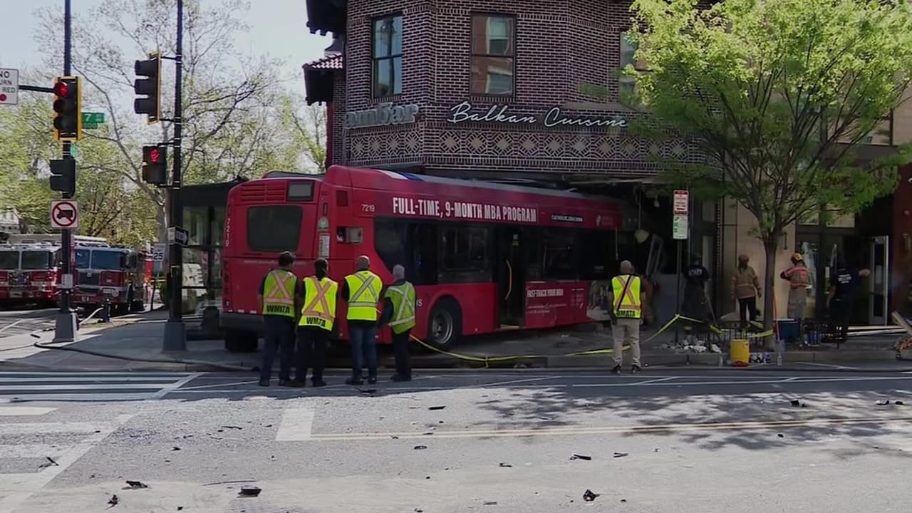 Metrobús se estrella contra restaurante en Washington D.C.; hay tres heridos