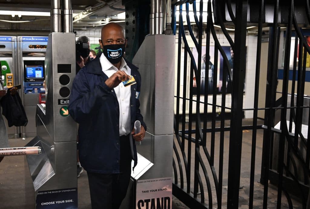 Eric Adams se va en subway a la alcaldía y habla del policía que recibió un tiro en la cabeza mientras dormía