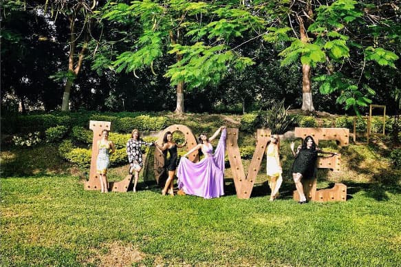 En uno de los jardines del lugar estaba la palabra 'LOVE' con letras enormes, con la que los invitados usaron para tomarse fotos.