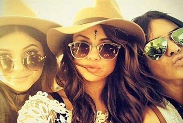 ¿Recuerdas cuándo estas tres jovencitas eran súper unidas? Así se dejaron ver en Coachella, como las tres mejores amigas del mundo.
