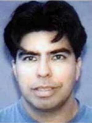 <h3 class="cms-H3-H3">Gilbert Arredondo Hernandez </h3>
<br>
<br>Este hispano de 55 años 
<a href="https://www.fbi.gov/wanted/parental-kidnappings/gilbert-arredondo-hernandez" target="_blank">es acusado de presuntamente secuestrar de su hijo</a>, Austin Cole Hernández, de Tehachapi, California, el pasado 28 de abril de 1997. 
<br>
<br>Un mes después del supuesto rapto, la Oficina del Sheriff del Condado de Kern emitió una orden de arresto local para Cole Hernández y una federal fue establecida en noviembre de ese año por el Tribunal de Distrito de los Estados Unidos, Distrito Este de California, Bakersfield, California, luego de ser acusado de fuga ilegal para evitar el enjuiciamiento.
<br>
<br>La agencia cree que Cole Hernández puede estar en el área de Las Vegas, Nevada; en los condados de Los Ángeles o San Bernadino de California o en México. 
<br>