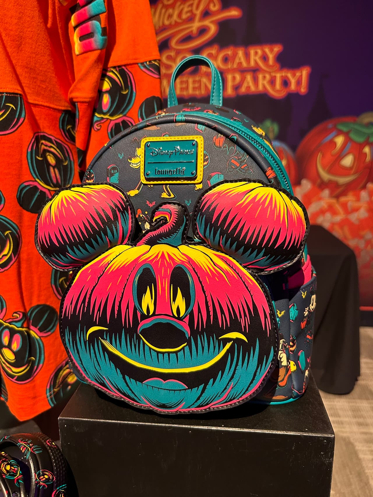 Los visitantes además pueden adquirir camisas, bolsos, peluches y más productos alegóricos a la fiesta 'Mickey's Not-So-Scary Halloween Party'.