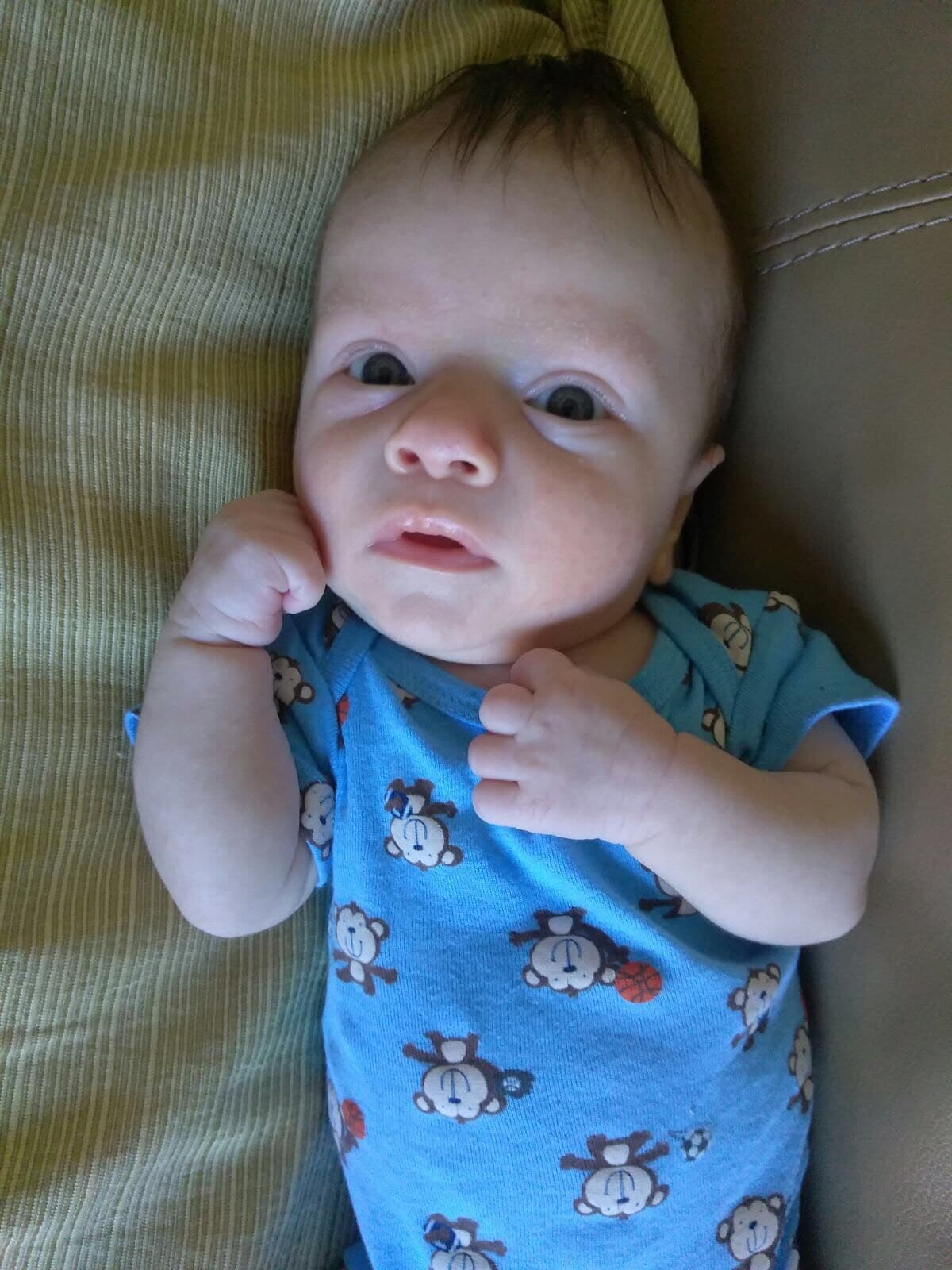 Qué ojos más lindos tiene Sebastián y esa ropa azul le luce muy bien
<br>