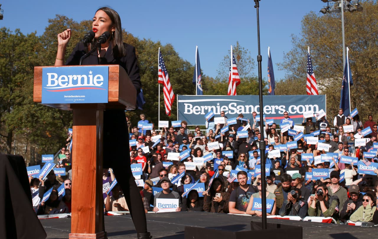 Alexandria Ocasio-Cortez (D-NY) propaga muchas de las mismas ideas que Sanders introdujo al discurso político nacional después de las elecciones de 2016