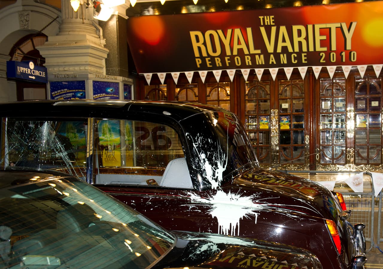 La limusina privada de Carlos
<b> fue atacada en 2010</b> cuando el príncipe y Camila se dirigían a asistir a una obra de teatro en el London Palladium. Los atacantes armados de botes de pintura arremetieron contra el vehículo causando daños en la carrocería y destruyendo una de sus ventanas.