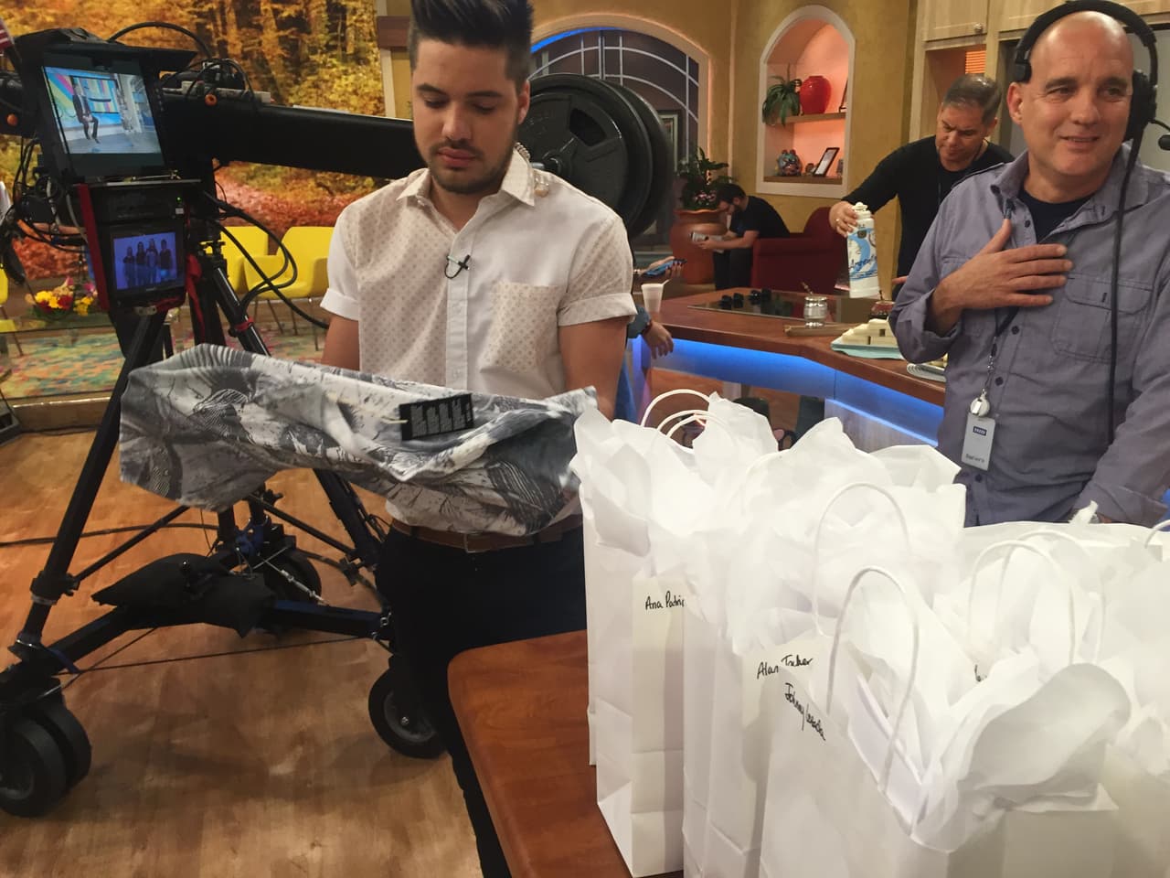 William estaba preparando una gran sorpresa con bolsitas de regalos enviadas por el grupo Maná.