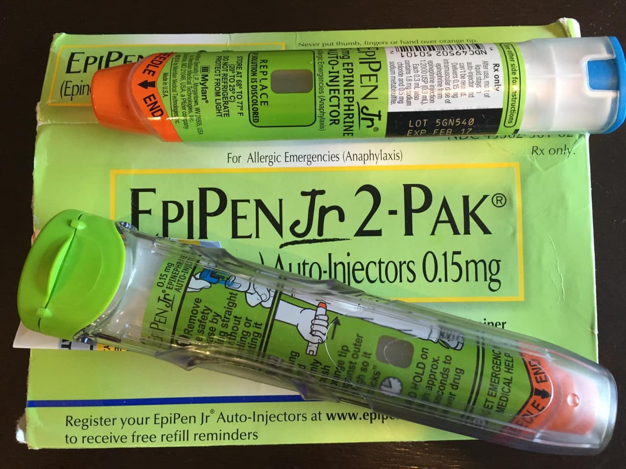 Retiran del mercado dispositivos posiblemente defectuosos de EpiPen y EpiPen Jr. 
