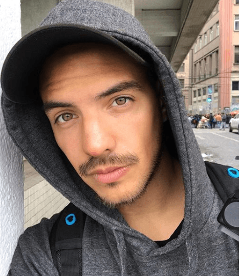 El cambio de imagen del actor se debe a su nueva participación en la película 'Adictas', según informó el portal Publimetro.