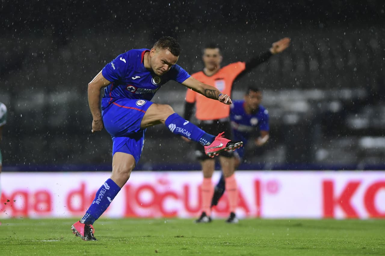 Orbelín Pineda tocaba la puerta lagunera a los 28’ de juego.