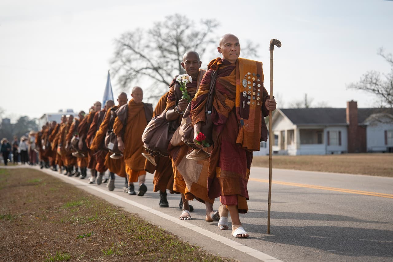 Bhikkhu Pannakara lidera a otros monjes budistas durante la "Caminata por la Paz" en Saluda, Carolina del Sur, el 8 de enero de 2026.