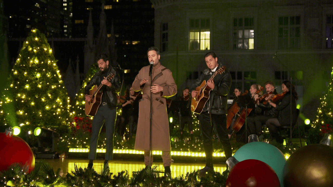 El grupo mexicano Reik fueron los encargados de intepretar el tema 'Is the Most Wonderful Time of the Year'.