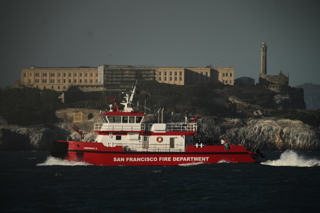 Agua fría y fuertes corrientes rodean a la isla de Alcatraz. Eran parte de las razones por las que se aseguraba que nadie podía escapar de la prisión que allí estuvo durante 29 años.
<br>El accidente del Volare ocurrió a unos 2,000 pies (600 metros) de Alcatraz.