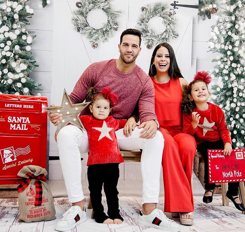 Para celebrar la época navideña,
<a href="https://www.univision.com/shows/despierta-america/jesus-diaz-chef-de-despierta-america" target="_blank">Chef Yisus</a> y su familia se visitieron de los colores alusivos y posaron ante las cámaras de Click Your Moments.