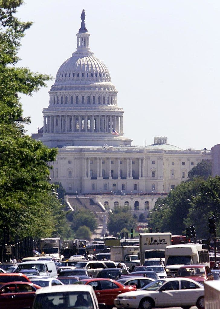 Y finalmente, un cuarto avión, el vuelo 93 de United Airlines también fue secuestrado con el objetivo de estrellarse con el Capitolio de los Estados Unidos, pero un enfrentamiento de los pasajeros con los terroristas hizo que se cayera en un campo abierto en Shanksville, Pensilvania.