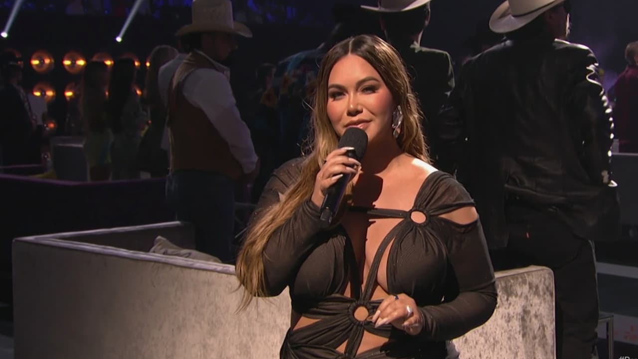 “Al estilo de Larrianna, el vestido llevaba diferentes peakabus, destacando el sex appeal de Chiquis”, explicó su estilista Ricky López.