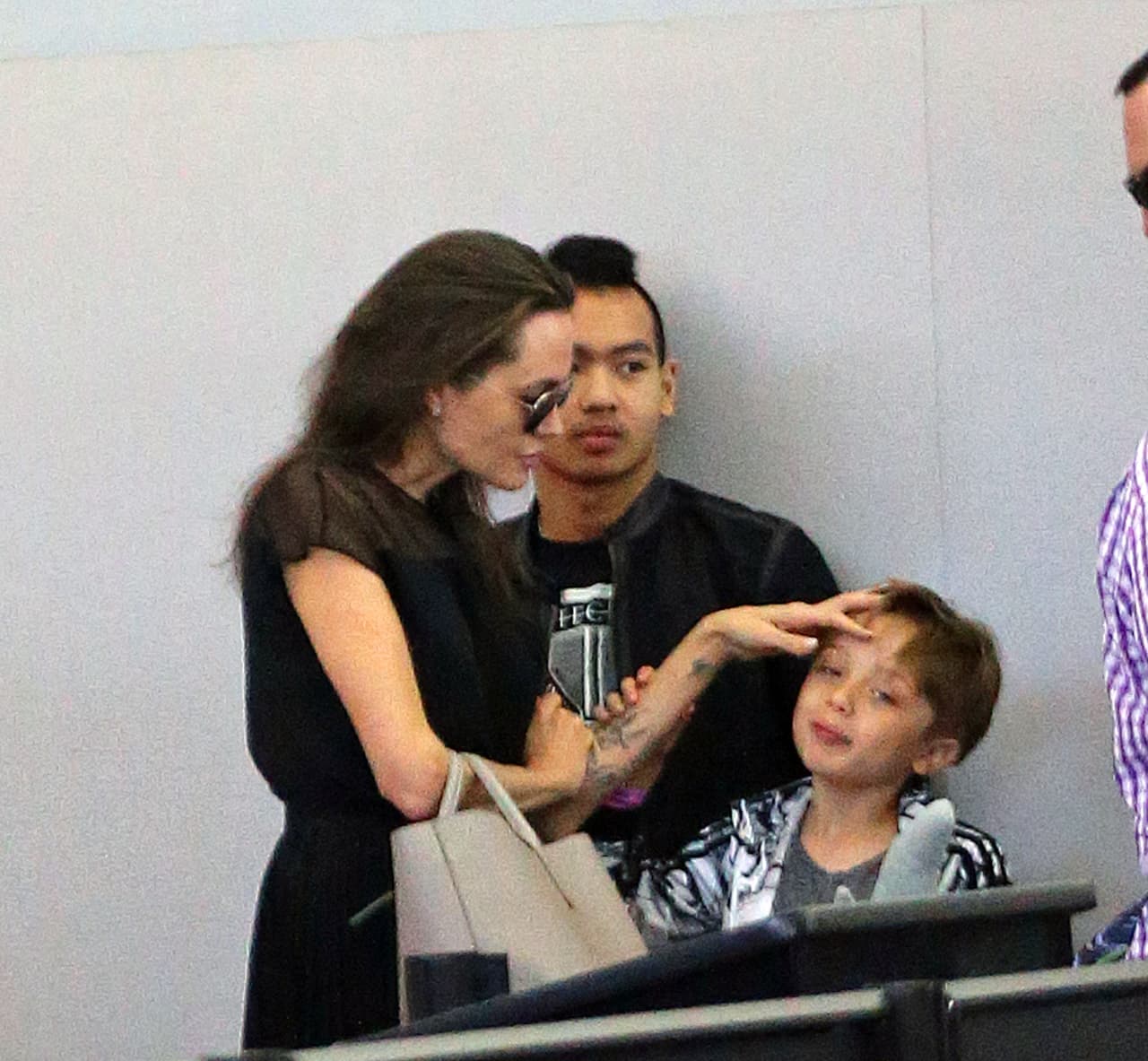 En otro viaje, Angie consiente a Knox mientras esperan que los atiendan. ¡Mami cariñosa!