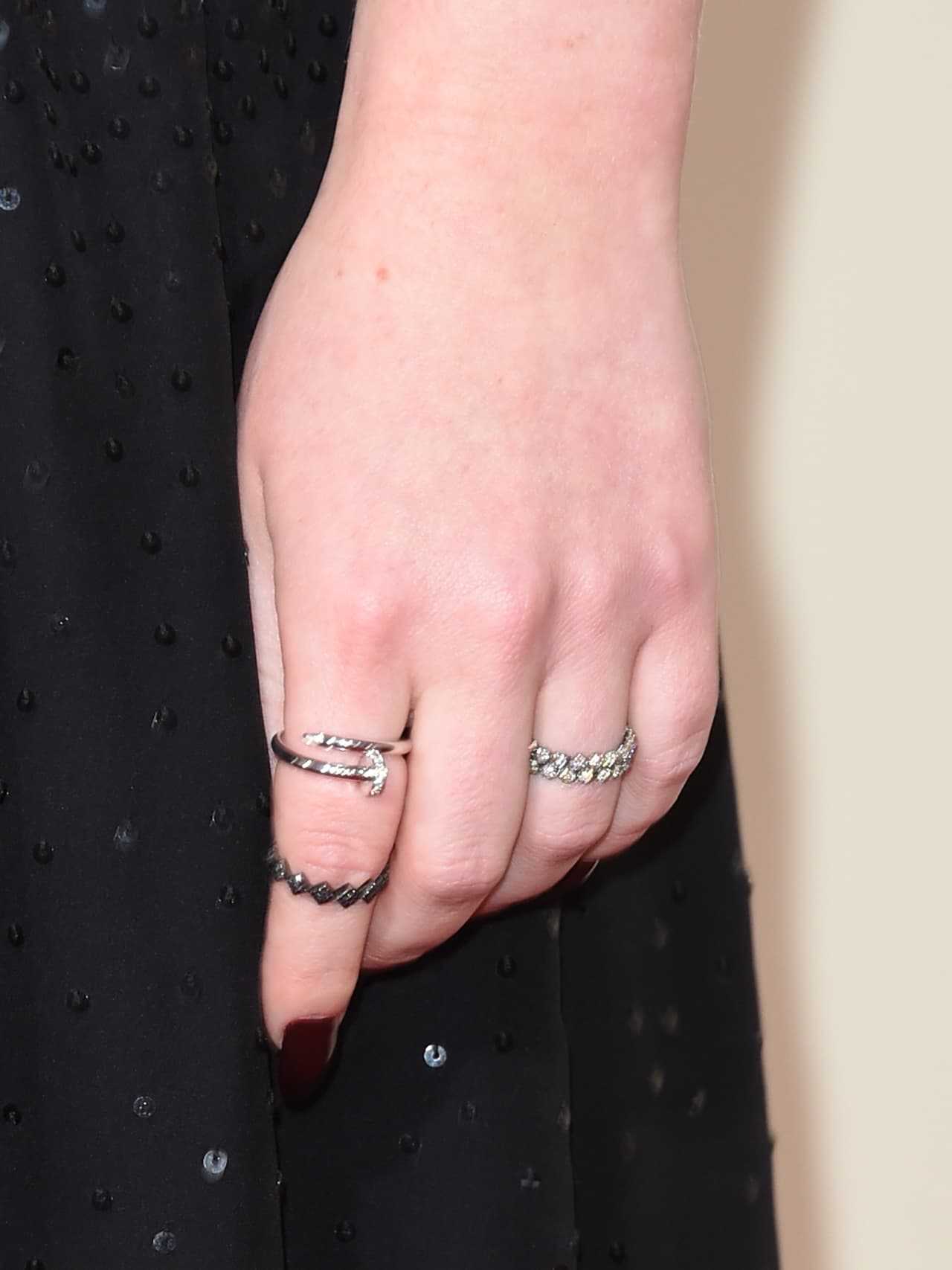 Esta mujer es dueña de una increíble voz y además descubrimos que tiene un delirio por sus hermosas uñas.