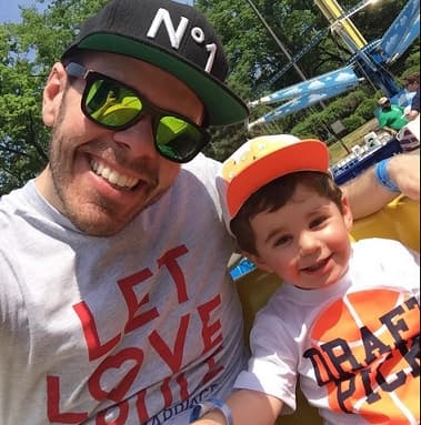 "Día soleado. Sonrisas. Paseos. Y la familia! Una hermosa manera de celebrar el Memorial Day", escribió Perez Hilton junto a esta tierna imagen que subió a su Instagram.