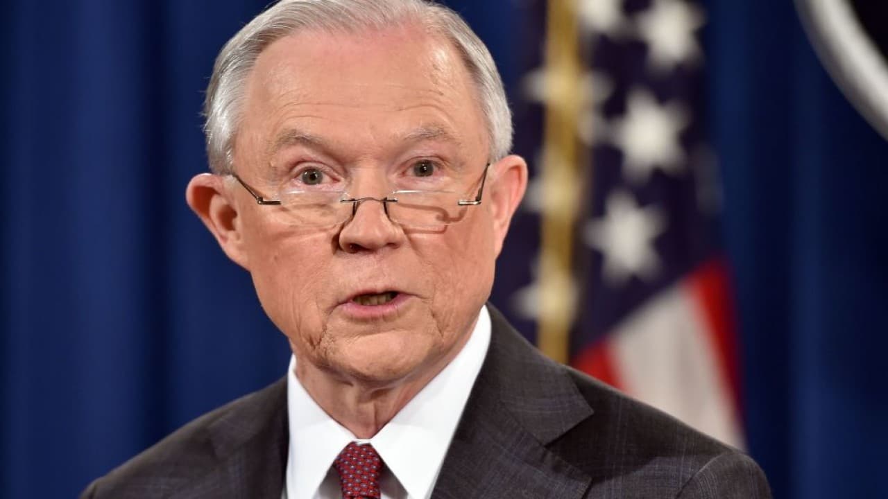 Sessions se retira de la investigación sobre Rusia y la campaña de Trump mientras los demócratas piden su renuncia