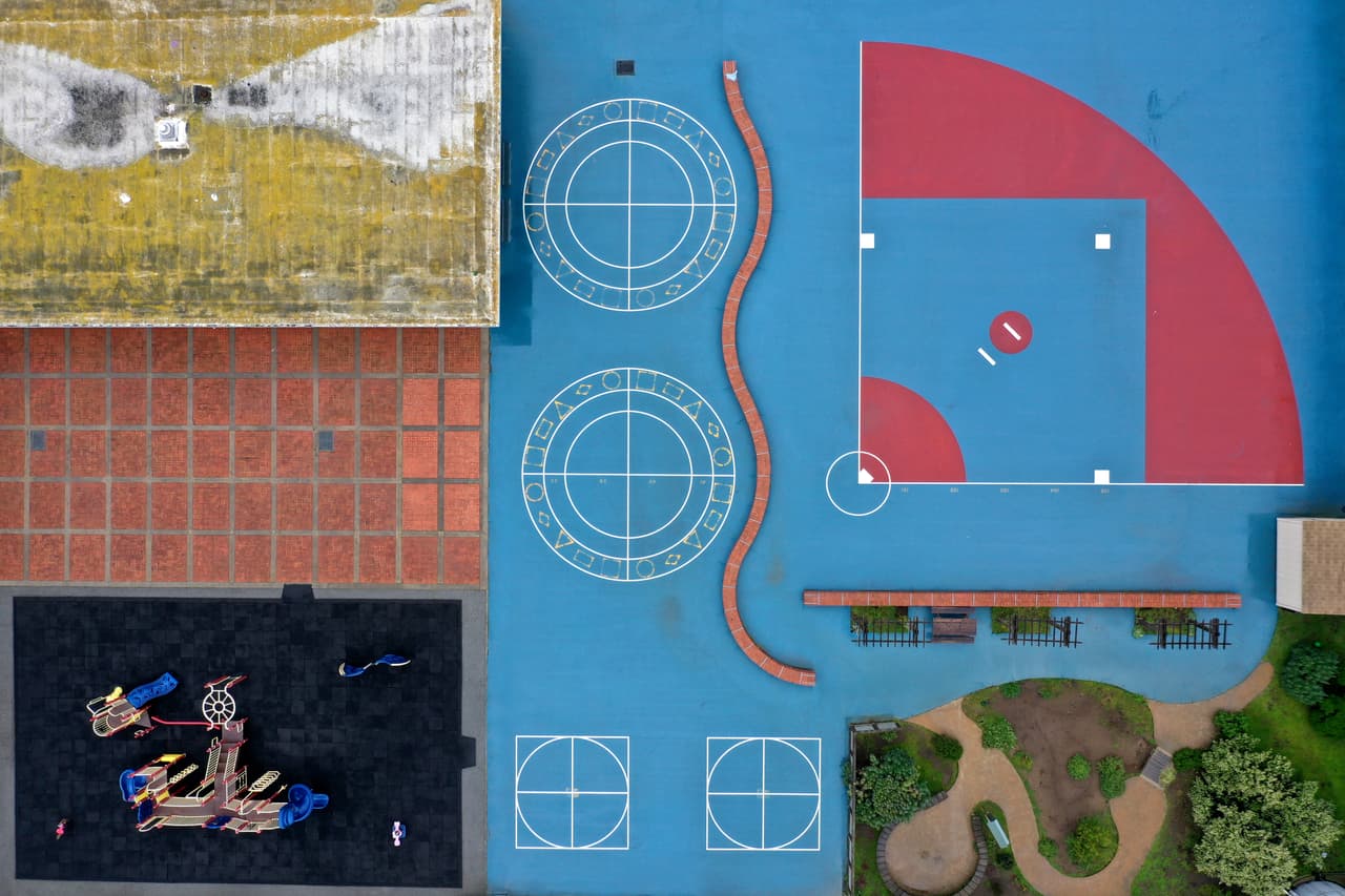 El patio de la Escuela Primaria Ulloa en San Francisco, California. 18 de marzo. 
<a href="https://www.univision.com/noticias/salud/fuerzas-unidas-en-la-emergencia-el-angustioso-traslado-de-pacientes-de-covid-19-en-nueva-york-fotos-fotos">Vea aquí las fotografías del angustioso traslado de pacientes de covid-19 en Nueva York</a>, el estado más afectado por la pandemia en EEUU.