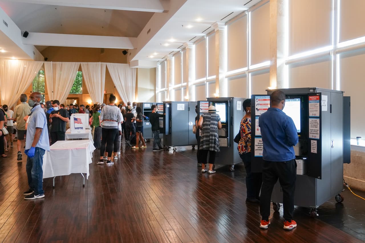 Reportan problemas con las máquinas de votación durante las primarias en Georgia