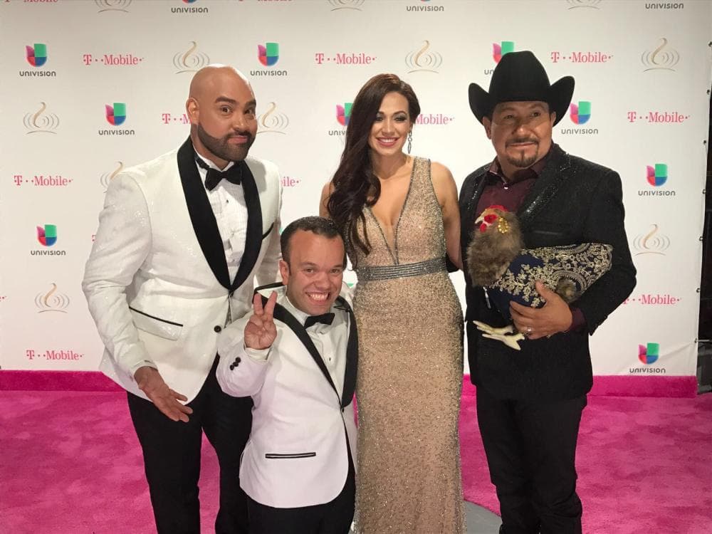 Entra ya a buenomalafeo.com y participa para ser la ahijada de Carla Medrano.