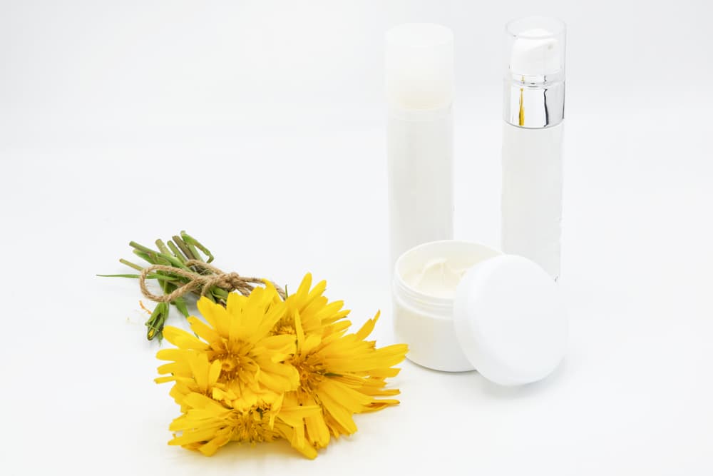 Hay también quien se arma amuletos con la planta o hasta se unta aceite o crema en las sienes para potenciar su habilidad psíquica. ¡Son muchos usos adicionales al tratamiento de golpes y moretones!