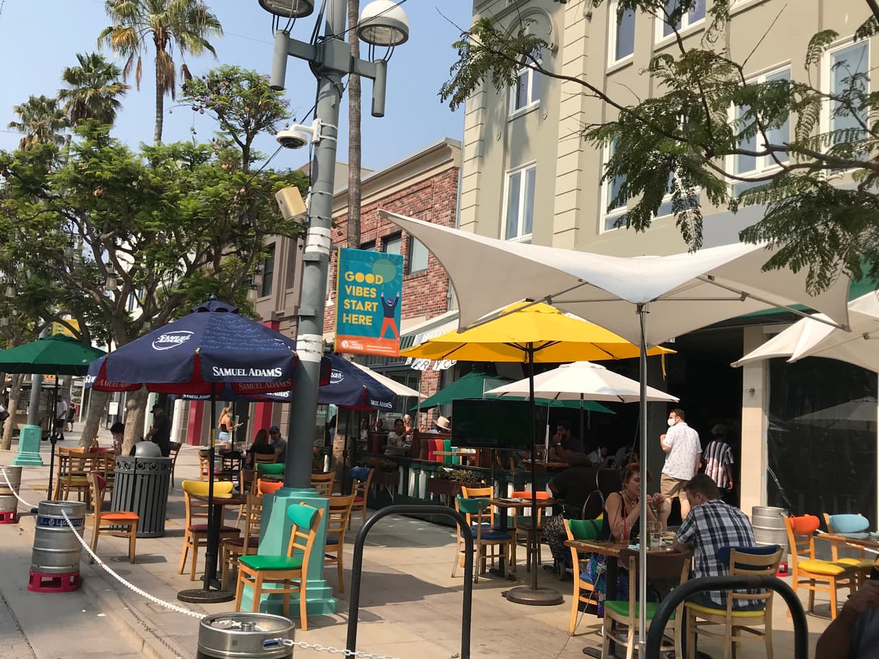 Los restaurantes de la zona, también se están adaptando a las nuevas medidas en tiempos de la pandemia, ofreciendo servicios afuera de los establecimientos.