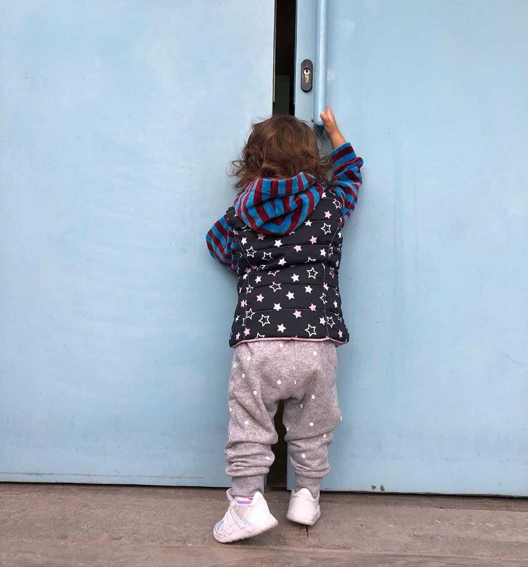 La niña, quien cumplirá 2 años de edad en febrero, tuvo que pasar todo el día en observación en un hospital donde le hicieron estudios y le diagnosticaron una intoxicación.