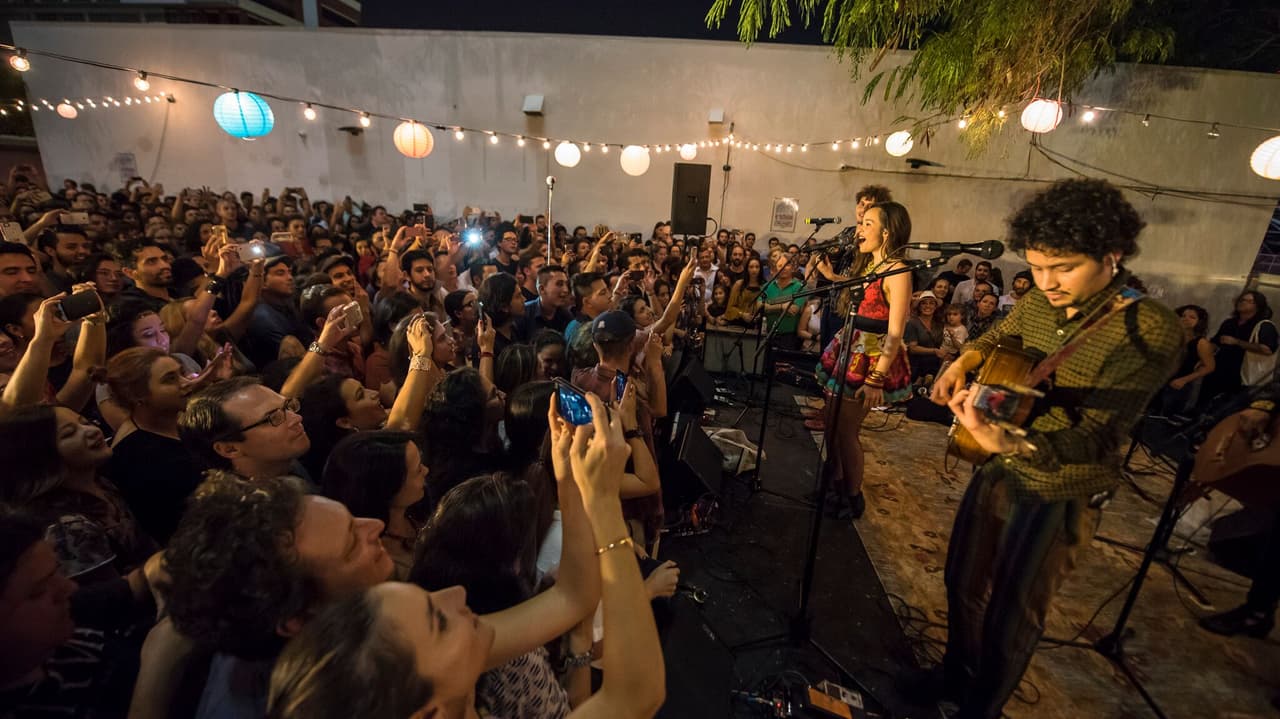 No faltaba la gente que sacaba su 
<i>smartphone </i>para guardar el recuerdo de el concierto en Canvas, Miami, de Monsieur Periné. Sin lugar a duda fue un concierto lleno de emociones, alegría y mucha música.
