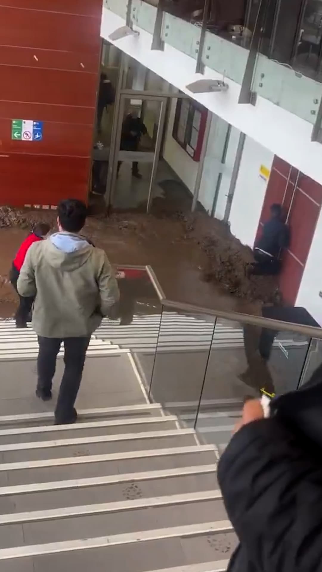 Estudiantes en Chile quedan atrapados por el aluvión (Video)