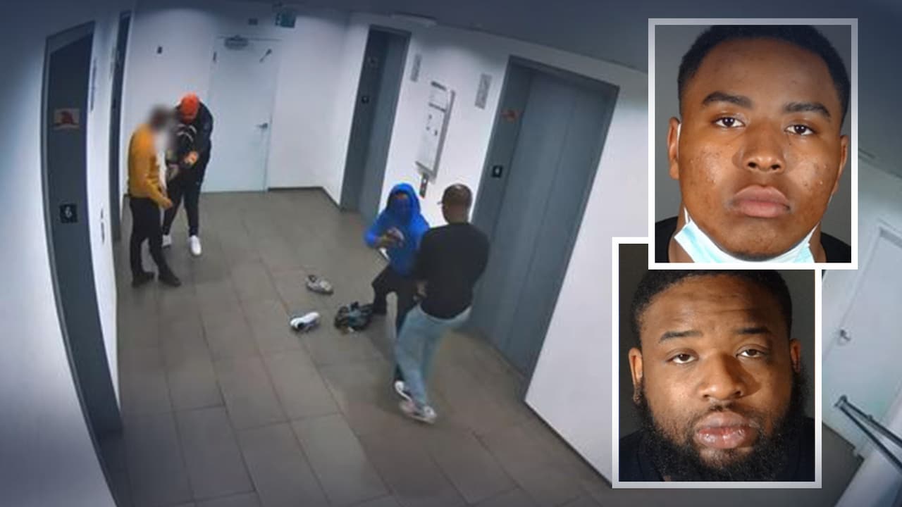 Cámara capta a 2 sospechosos armados robando a 2 víctimas que esperaban el elevador