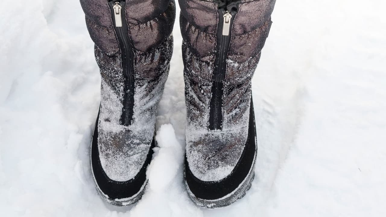 <b>Atención al calzado: </b>Unas botas cálidas y que calcen bien pueden mejorar o arruinar su día cuando hace mucho frío afuera, pero elija con cuidado. Las botas impermeables y resistentes al agua pueden ser la diferencia entre un día terrible en el trabajo y uno bueno.