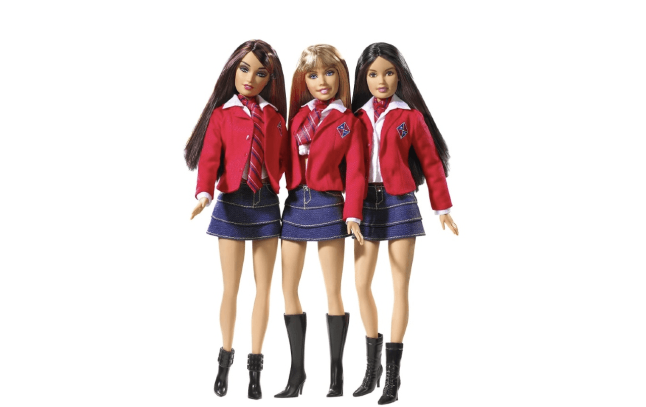 <b>Lupita, Mía y Roberta de RBD</b>
<br>
<br>Han pasado varios años y el fenómeno
<a href="https://www.univision.com/musica/karol-g-fanatica-de-rbd-fotos" target="_blank">RBD</a> no ha terminado. Y es que Barbie se vistió con los looks de Lupita, Mía y Roberta para conmemorar la formación de una de las bandas de pop más icónicas de México. Las tres muñecas están vestidas con los uniformes que usaban las artistas cuando personificaban a las rebeldes estudiantes.
<br>