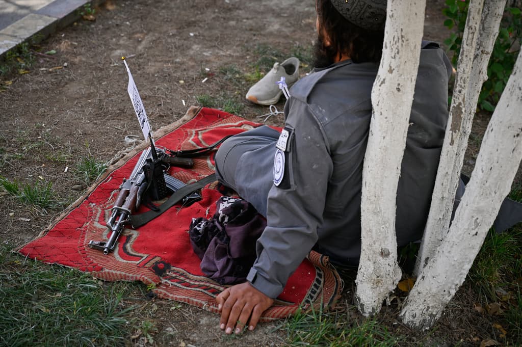 Un policía talibán descansa junto a su fusil durante las celebraciones.