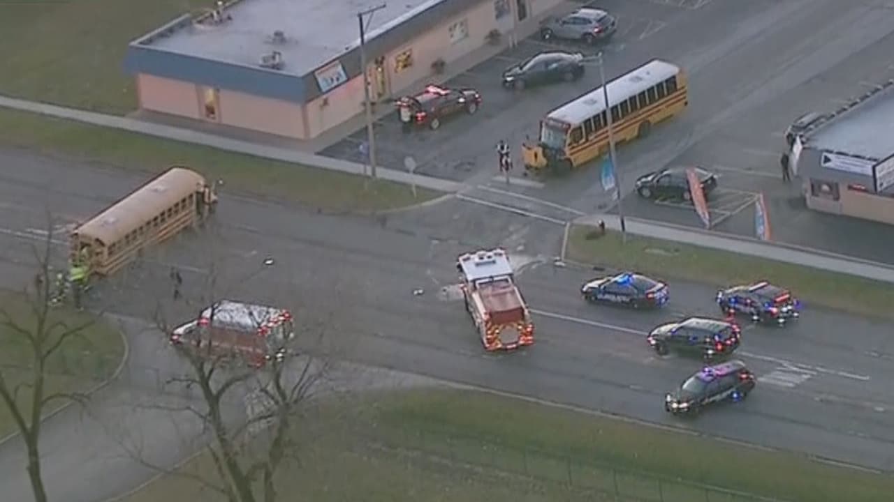 Chocan dos camiones de escuela en Justice, Illinois