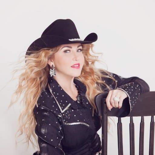 La cantante constantemente usa texanas para complementar su atuendo de campo, sumándole a sus atuendos estoperoles y brillantes para resaltar su amor por México.