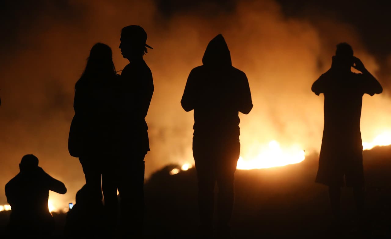 Más de 750 bomberos y más de 10 helicópteros fueron desplegados en esa región. Dos bomberos, de 26 y 31 años, resultaron con quemaduras de segundo y tercer grado, y los trasladaron a un hospital local, donde siguen bajo tratamiento médico.