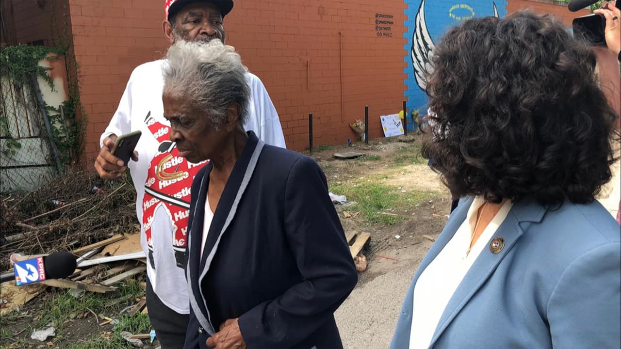 Al menos 60,000 personas
<a href="https://www.univision.com/local/houston-kxln/unas-60-000-personas-marcharon-en-houston-para-honrar-la-memoria-de-george-floyd-fotos">marcharon el martes </a>para honrar la memoria de George Floyd en Houston.