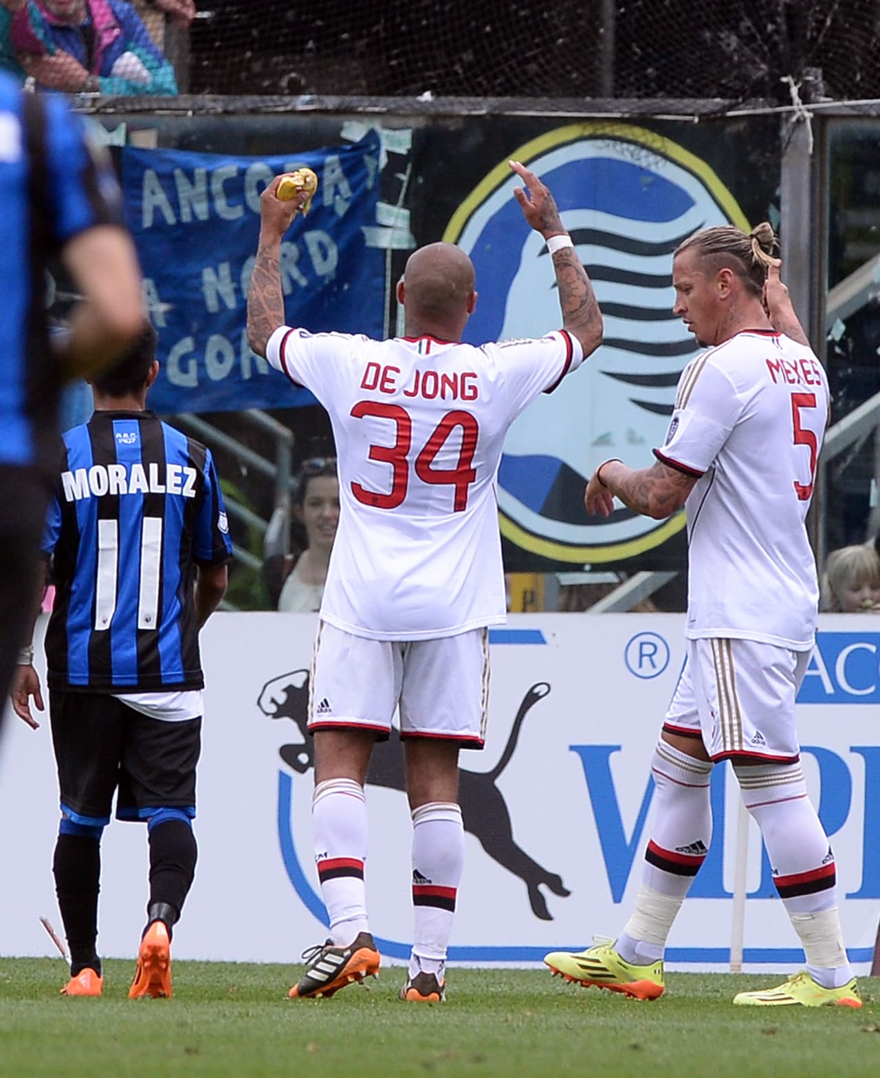 Algunos jugadores reaccionaron de inmediato con el público pidiendo respeto en medio de la competencia.