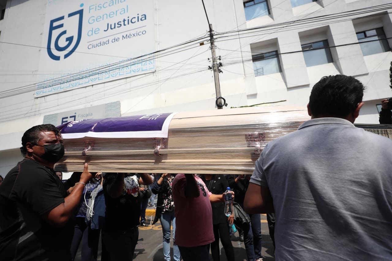 Llevan ataúd de la joven Perla Cristal, hallada muerta con quemaduras, a la fiscalía para exigir justicia en México