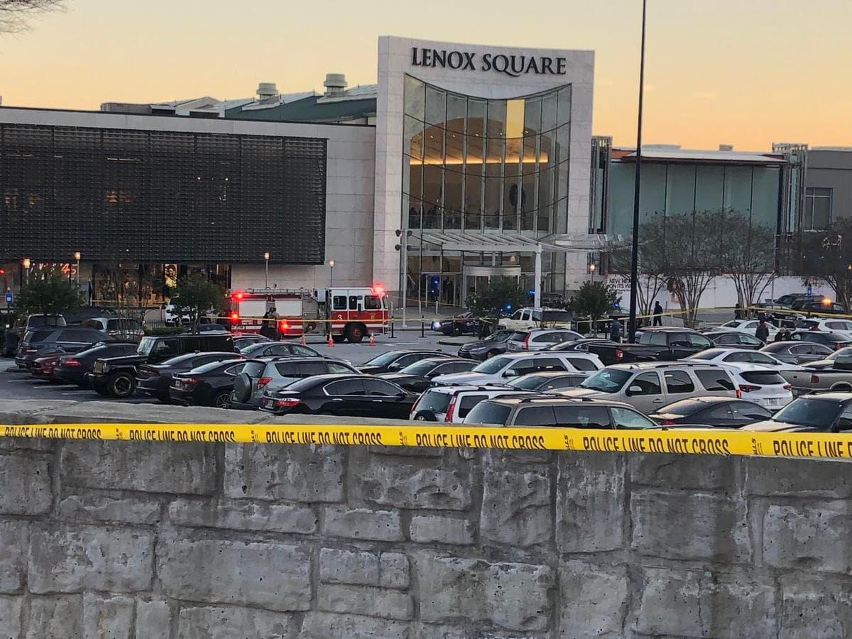 Arrestan a dos adolescentes por tiroteo en el Lenox Square Mall que dejó herido de bala a un guardia de seguridad