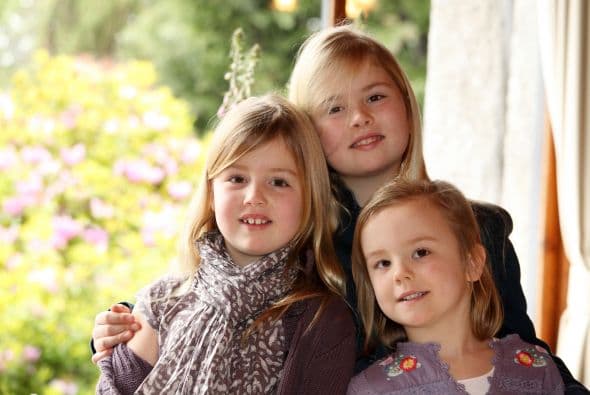 Catharina-Amalia es la hija del rey Willem Alexander y su esposa la reina Máxima. Willem ascendió al trono en 2013, luego de la abdicación del trono por parte de su madre, la reina Beatriz.La princesa de Orange, la mayor de tres hermanas, a sus 11 años va a un colegio público, practica judo, jockey, le encanta la actividad hípica y habla perfectamente holandés, español e ingles.Y aunque sus apariciones públicas por el momento son limitadas, sus papás se aseguran de incluirla en las actividades tradicionales y necesarias para su formación como futura reina.