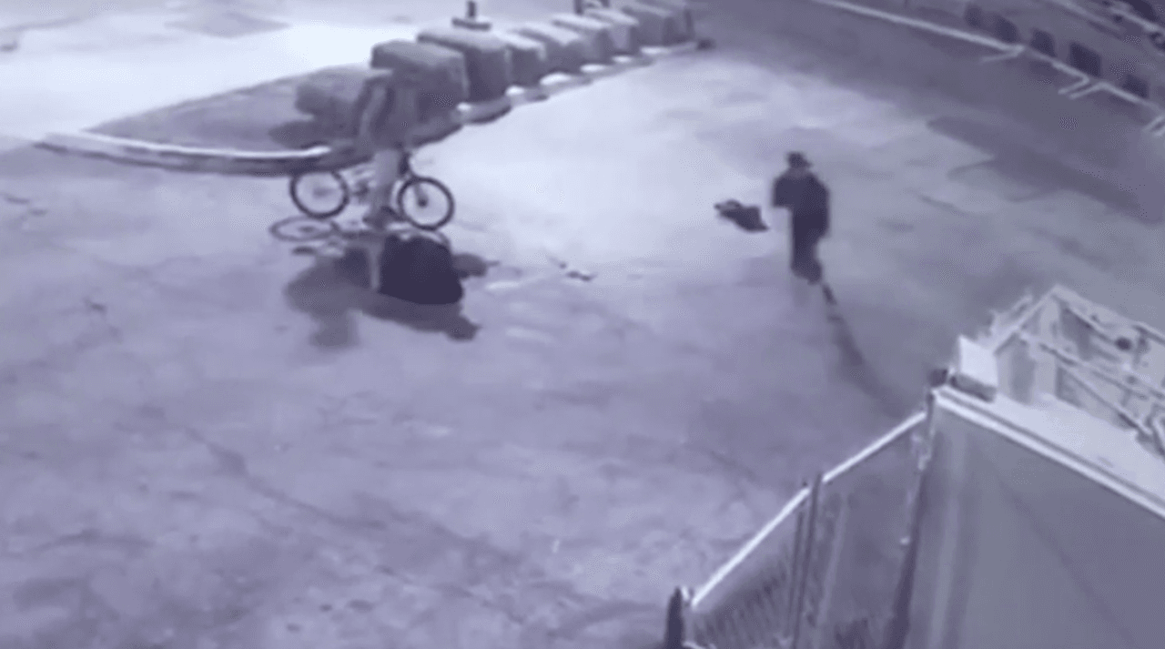 Si usted tiene información de este crimen, favor de comunicarse al 323-890-5500.